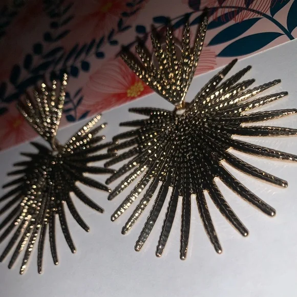 Elegant Gold Earrings - Picture 3 of 5